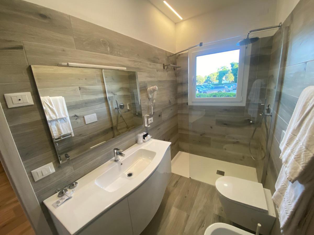 Marina Suites & Apartments 4 Stelle S Каорле Экстерьер фото